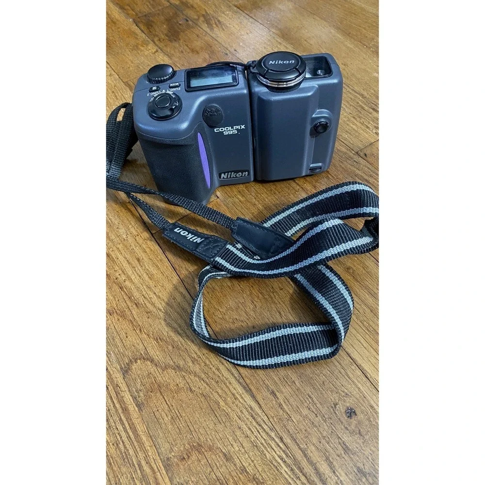 Nikon COOLPIX 995 Digital Camera - No Battery Charger - Untested
